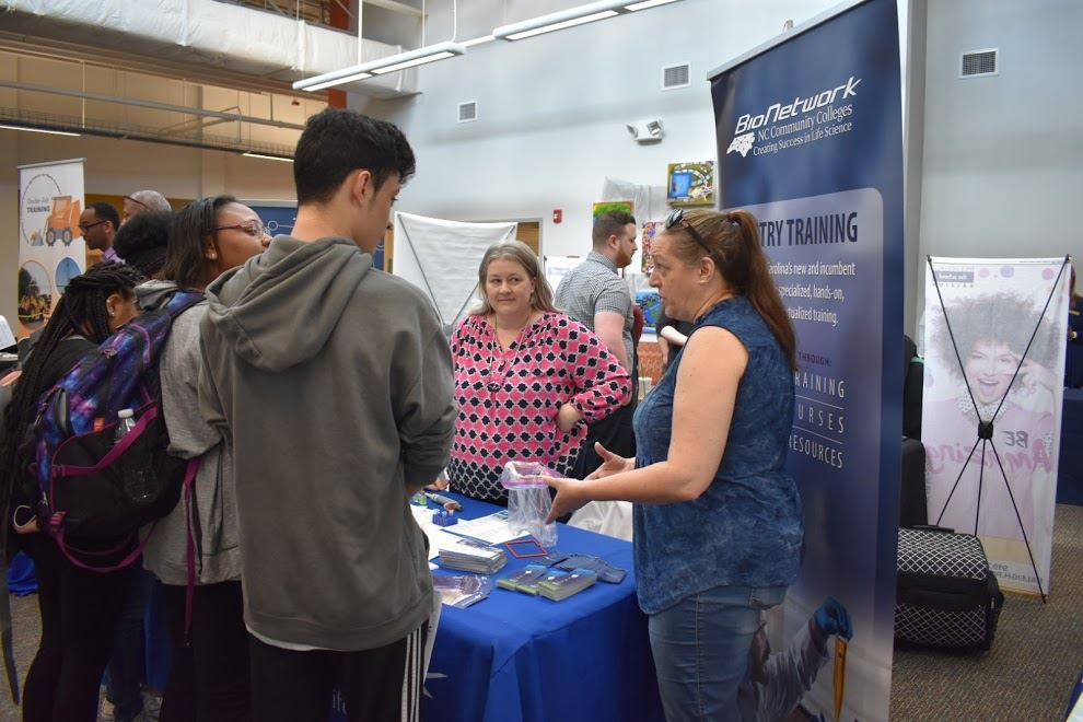 Students talking to expo vendor