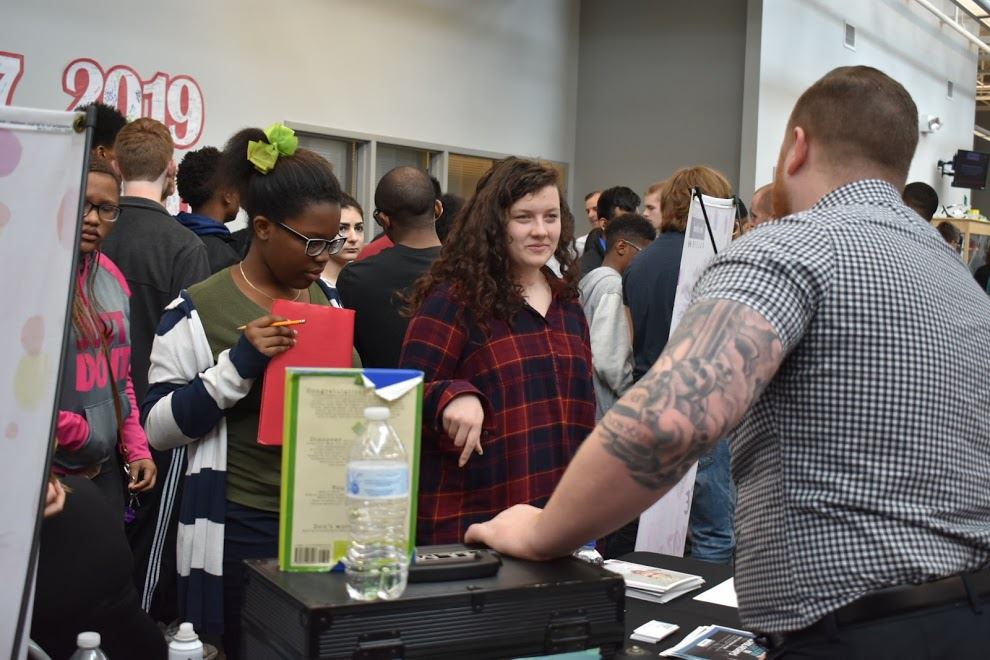 Students talking to expo vendor