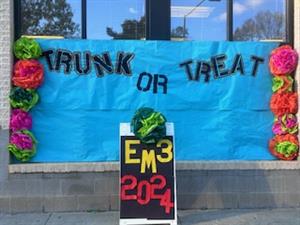 Sign that says trunk or treat