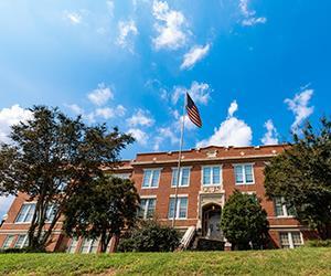 Photo of Washington Elementary School.